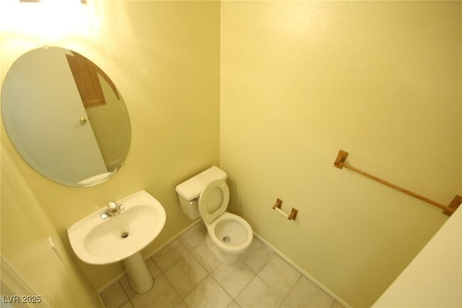 Building Photo - 3440 Middle View Dr