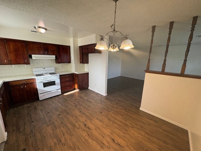 Building Photo - Spacious NW Visalia Home Rent Ready!