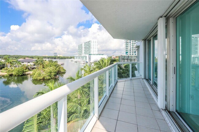Building Photo - 16500 Collins Ave