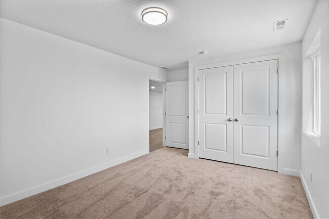 Building Photo - 2464 N Fernleaf Dr - 2646 Fern Leaf (Basement