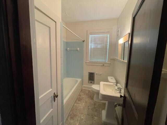 Building Photo - 1004 W 7th St