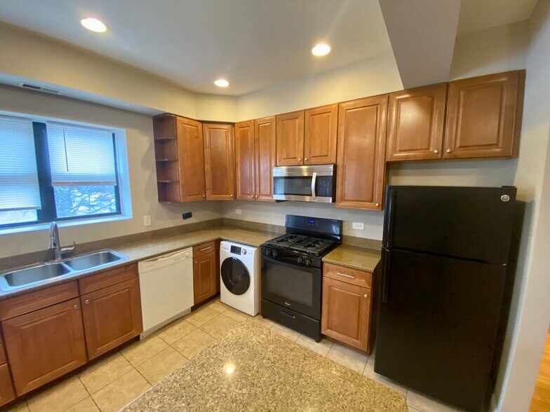 Building Photo - 1140 E Marquette Rd