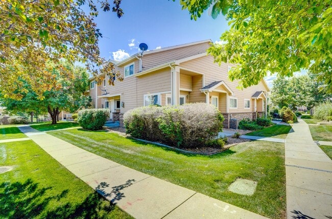 Building Photo - $1,795 - 2 bed/2.5 bath Townhome with new ...