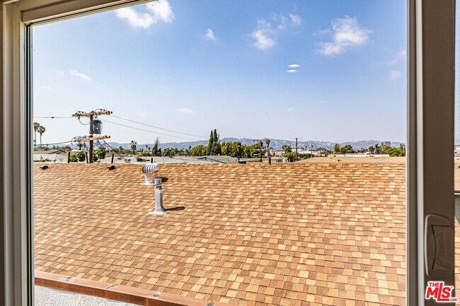 Building Photo - 2057 S Garth Ave