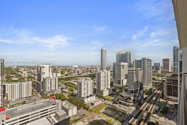 Building Photo - 999 SW 1st Ave