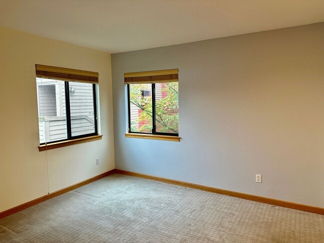 Building Photo - Top-Floor Riverfront Living with Broadway Bridge Views | 2 Bed + 2 Bath + Parking