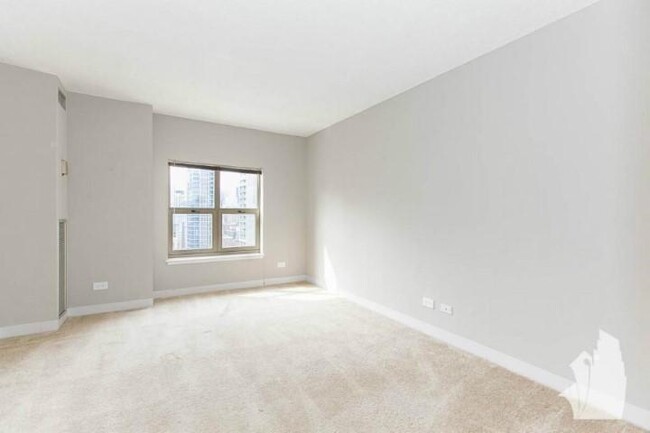 Building Photo - 1 bedroom in Chicago IL 60610