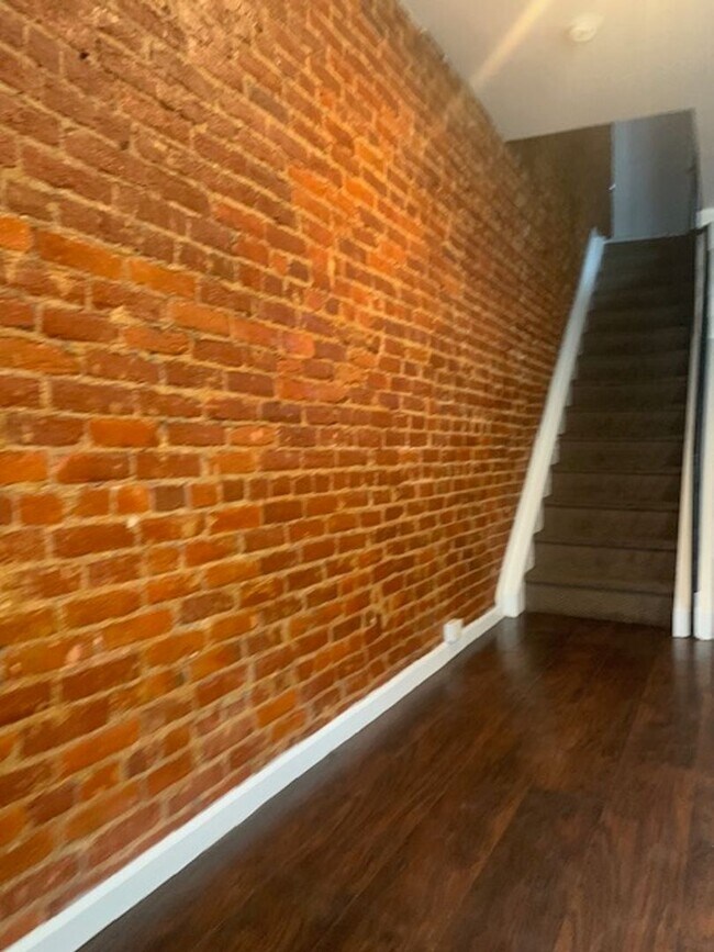 Building Photo - Beautiful 3 Bedroom / 2 Bathroom Home with Exposed Brick – Available Now!