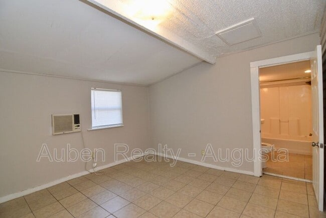 Building Photo - 2058 Battle Row