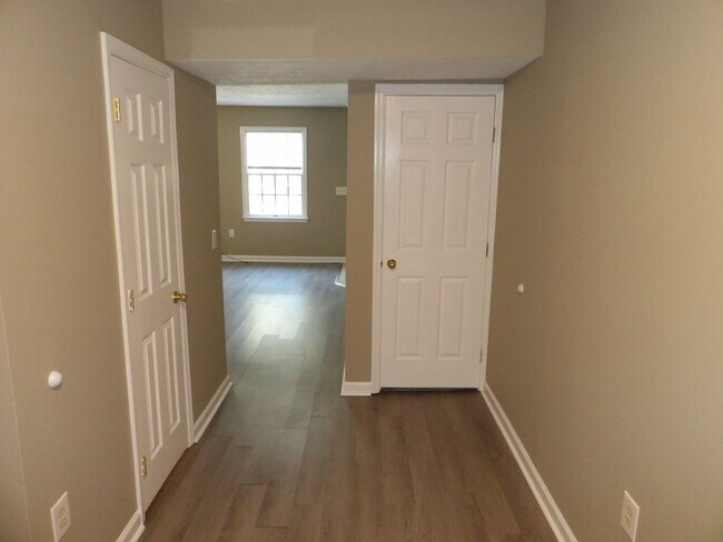 Building Photo - 244 Meadowview Dr
