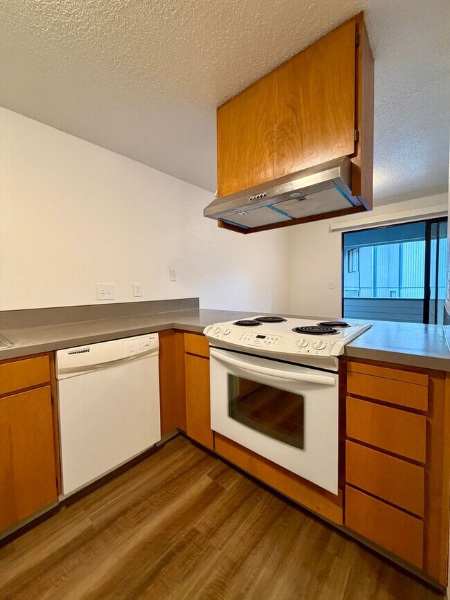 Building Photo - **TWO WEEKS FREE RENT** Updated Townhouse in the Heart of Garden Home~ New LVP Flooring~ Washer/D...