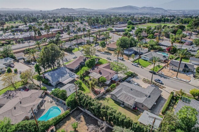 Building Photo - 4 Bedroom 2 Bath House for Rent Within Wal...