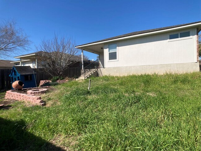 Building Photo - 1009 Grey Castle Dr