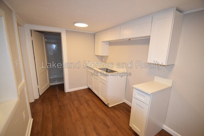 Building Photo - 906 Vistabula St