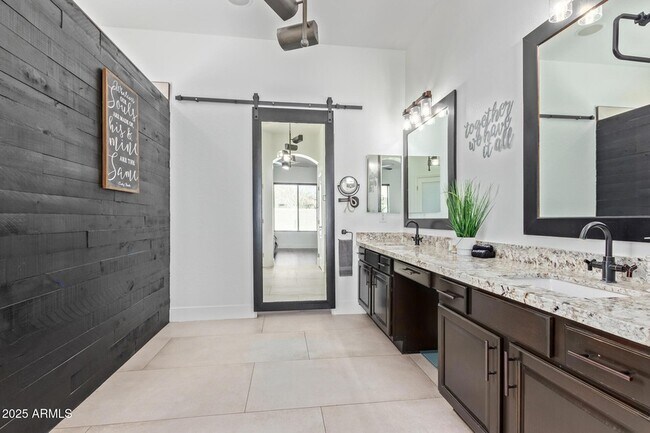 Building Photo - 8414 W Northview Ave