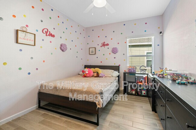 Building Photo - 383 St Vincent Dr