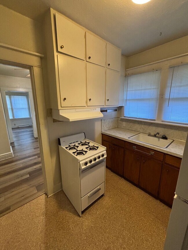 Building Photo - AVAILABLE NOW!!!  1 bedroom, 1 bath house ...