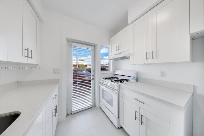 Building Photo - 6930 Rue Versailles Dr