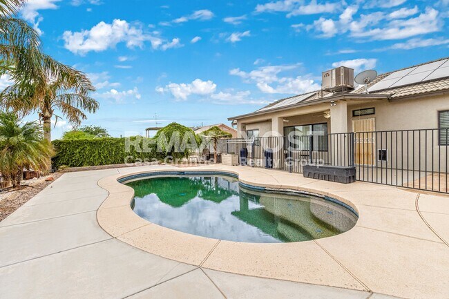 Building Photo - Cozy home on large lot with pool and Solar!