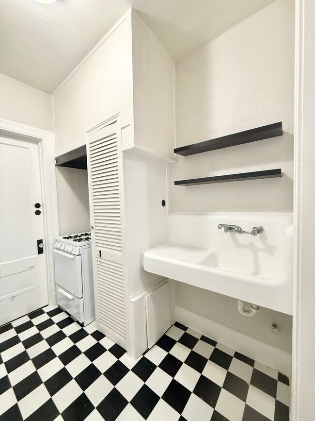 Building Photo - Unique Upstairs Studio w/ Hardwoods in Vintage 1920's Complex