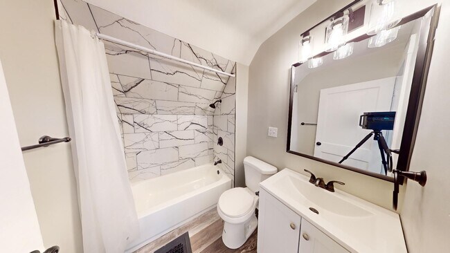 Building Photo - Old Brooklyn Area - 3 Bedroom Single Famil...