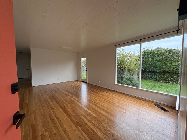 Building Photo - 3 Bed One Bath House