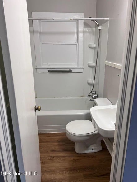 Building Photo - 2700 Pine Ave