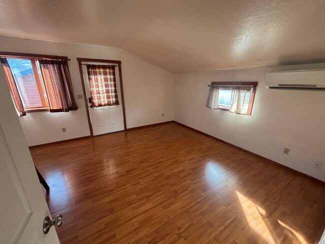 Building Photo - Above Garage 1 Bd with W/D in Unit!