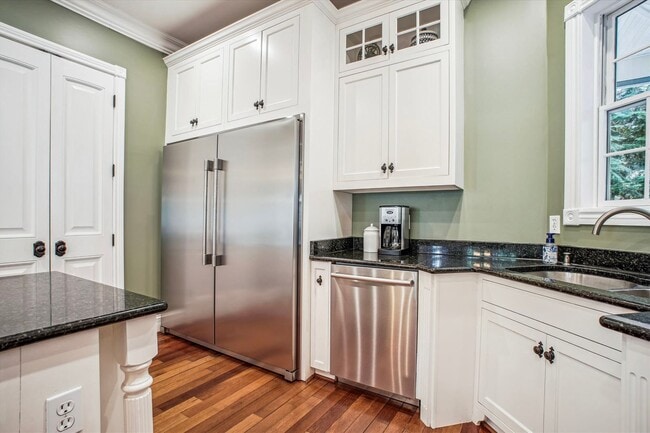 Building Photo - Stunning and Spacious Single Family Home S...