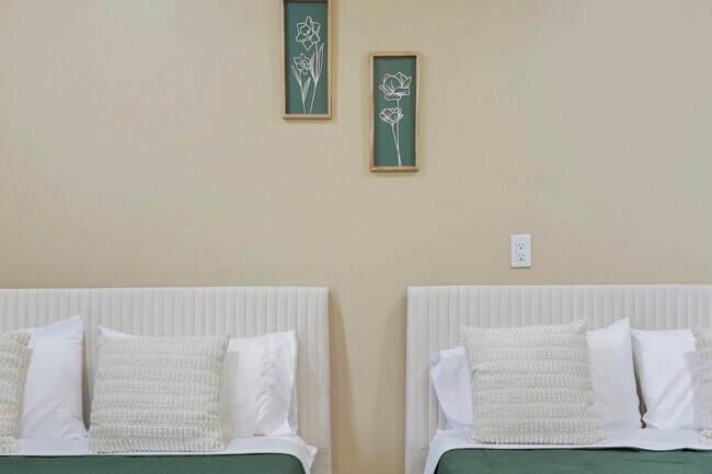 Building Photo - 1356 Larchmont Dr