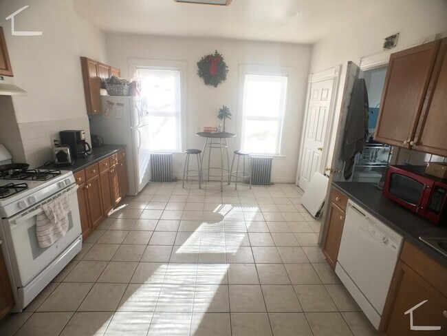 Building Photo - Spacious 1 Bed Close to BU-Close to T and Bus