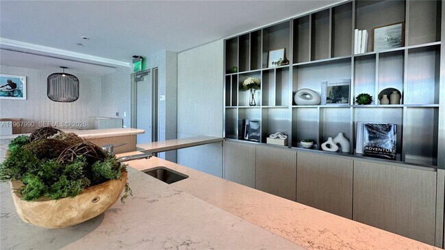 Building Photo - 9201 E Bay Harbor Dr