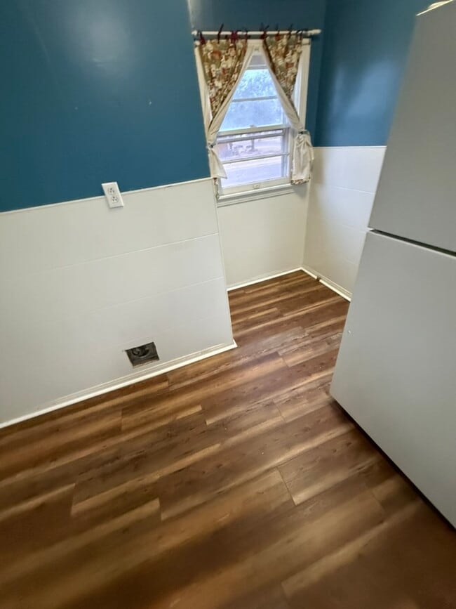 Building Photo - 400 W Garza St