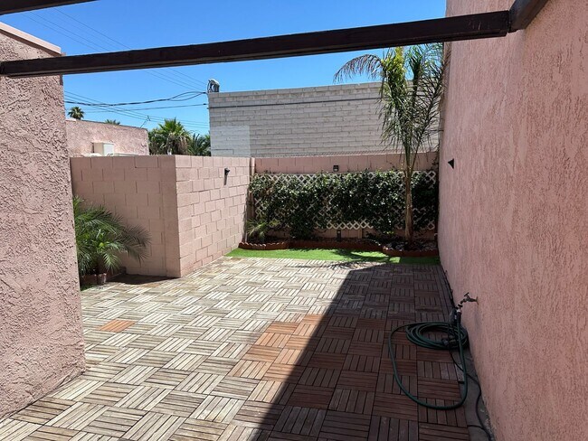 Building Photo - SE Desert Inn and Eastern!! Townhouse with 2 parking Spaces!! Recent Remodel!!