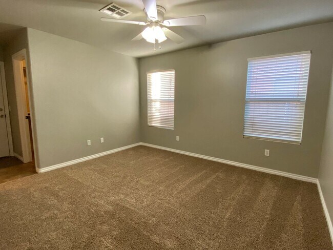 Building Photo - Split Level Yukon Duplex in Gated Communit...