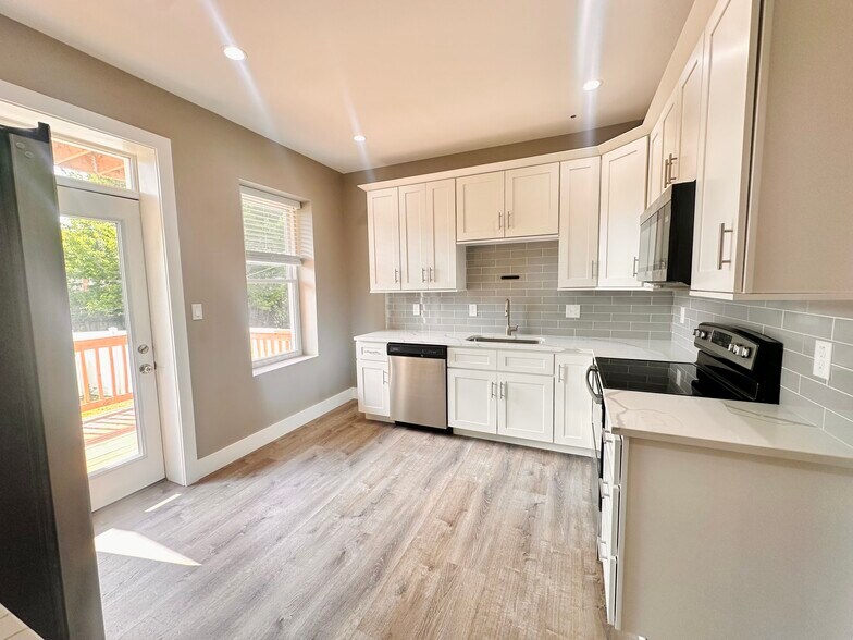 Building Photo - 3133 Lackland Ave