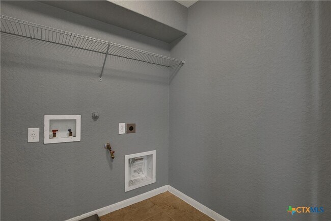 Building Photo - 240 Oak Creek Way