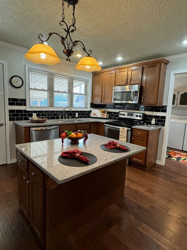 Building Photo - Gorgeous 3 bedroom, 2 bath home in a great Springfield neighborhood!