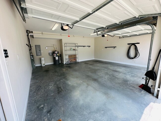 Building Photo - Spacious 3BR Home Near UT Hospital & Downtown Knoxville