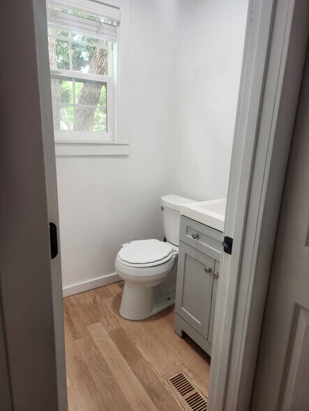 1/2 bath / guest bathroom - 1811 S Quebec Way