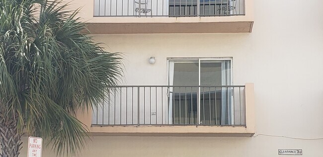 Building Photo - 1150 Collins Ave