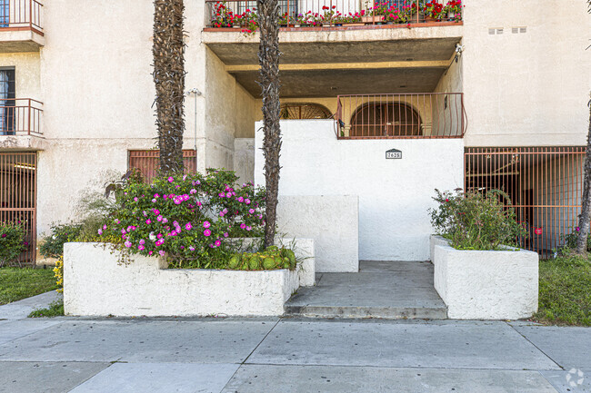 Building Photo - 7625 Reseda Blvd