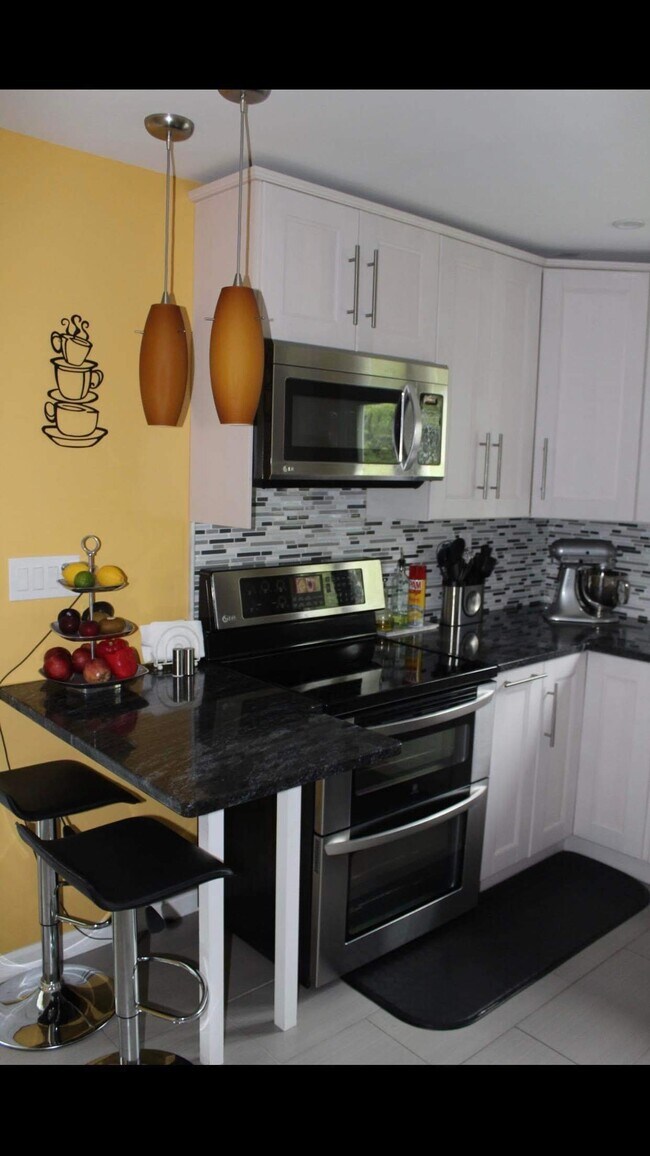 Building Photo - 24 Greenbrier Dr