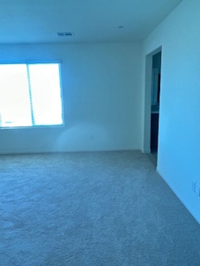 Building Photo - Spacious New Home with 5 Bedrooms in Hende...