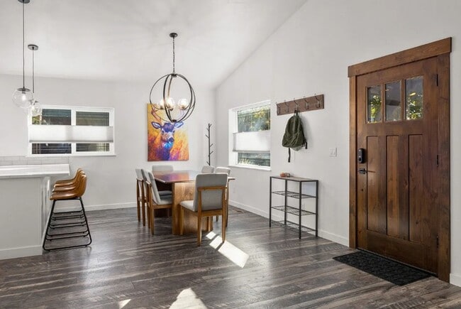 Building Photo - 4 Bed, 2 Bath, Fully Furnished, 2 Level Home, Fenced Yard