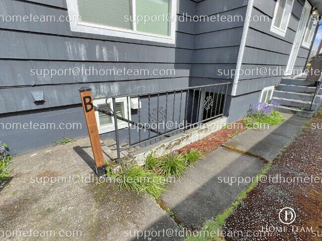 Building Photo - Modern and Spacious Duplex Rental in Tacoma's Desirable Location!