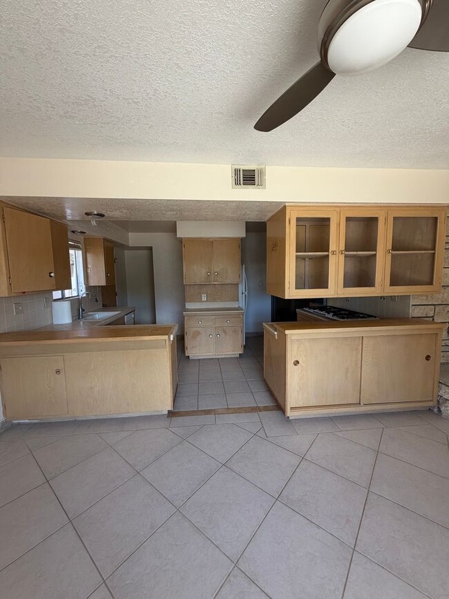 Building Photo - Cozy 2 Bedroom 1.5 Bathroom