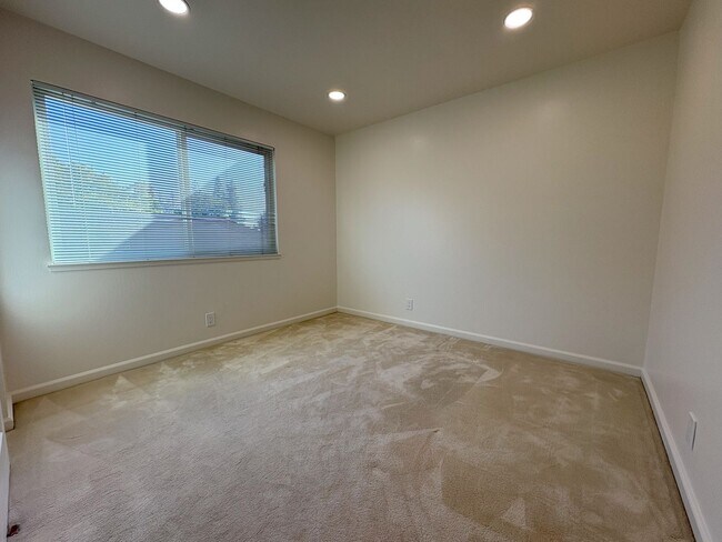 Building Photo - Beautifully Updated 3-Bedroom Townhome in ...