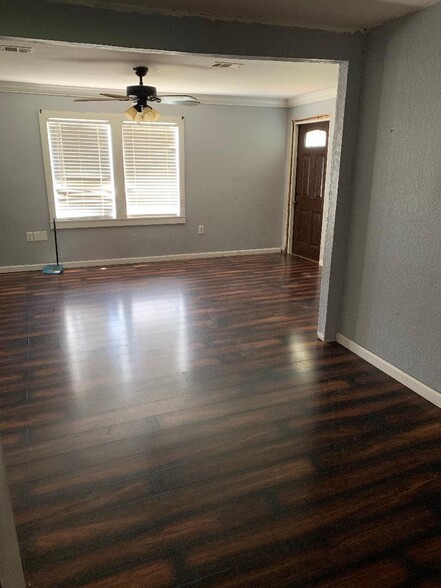 Building Photo - 915 Center Street