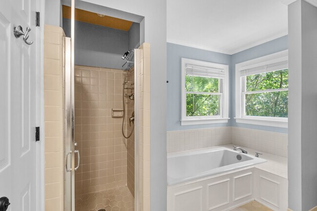 Building Photo - 710 Woodcreek Ct